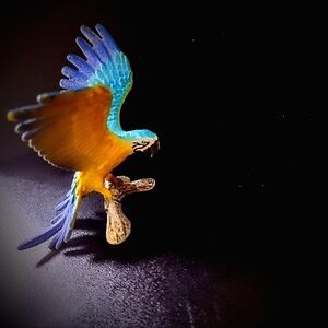 Schleich Blue And gold Macaw